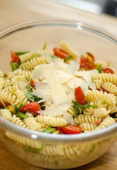 Salade De Pâtes Froides Aux Tomates Confites Et Roquette